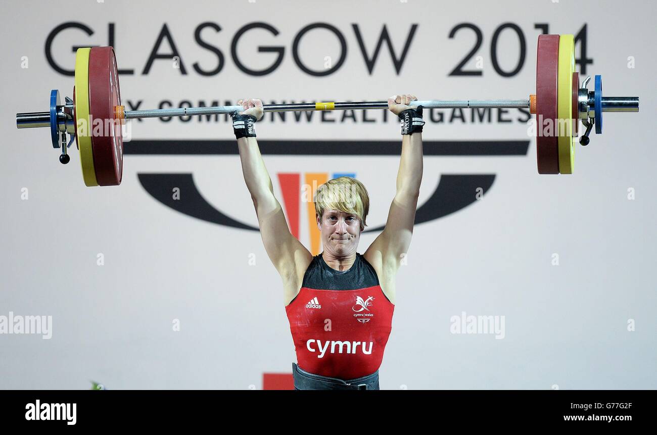 Michaela Breeze del Galles si è infilato nella presa del bronzo nelle donne 58 kg che sollevano il peso, al Clyde Auditorium durante i Giochi del Commonwealth 2014 a Glasgow. Foto Stock