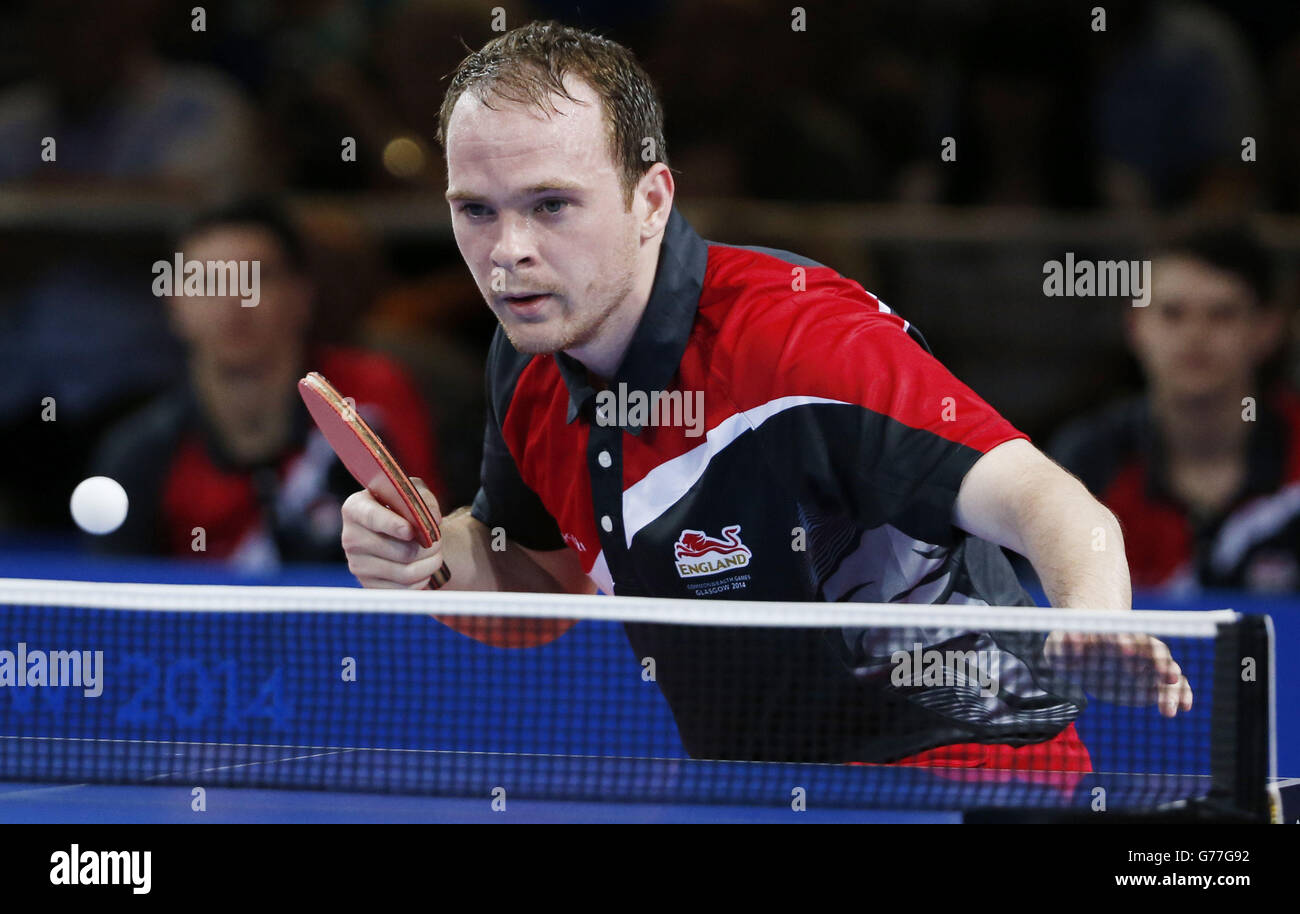 Paul Drinkhall in Inghilterra durante le quarti di finale della Men's Team tra Inghilterra e Galles a Scotstoun durante i Commonwealth Games 2014 a Glasgow. Foto Stock