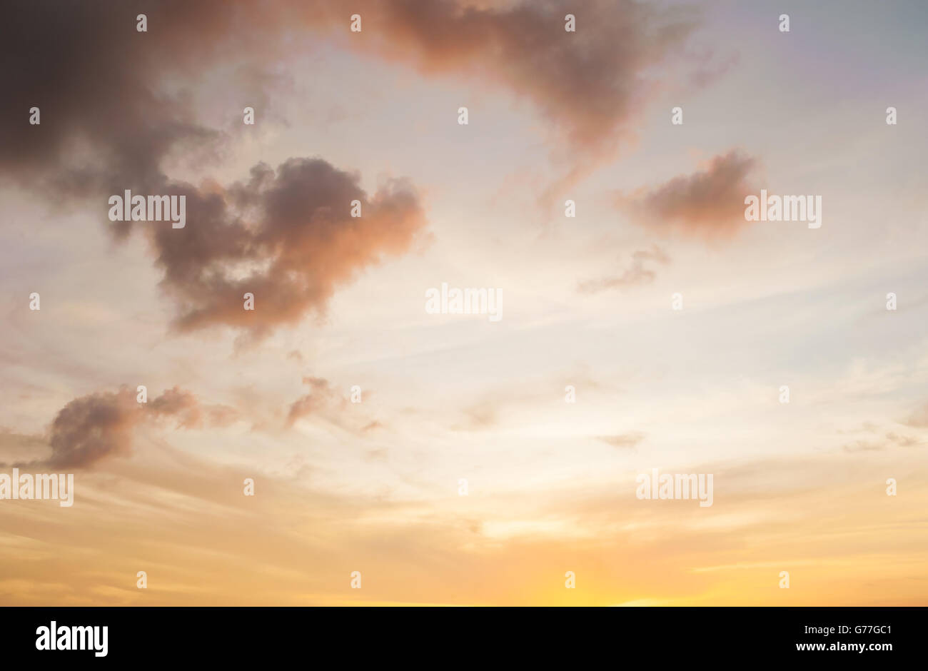 Cielo drammatico con il cloud tempesta e il colore del tramonto in Twilight, Sky colorato dalla natura, Abstract sky tramonto con pattern di Foto Stock