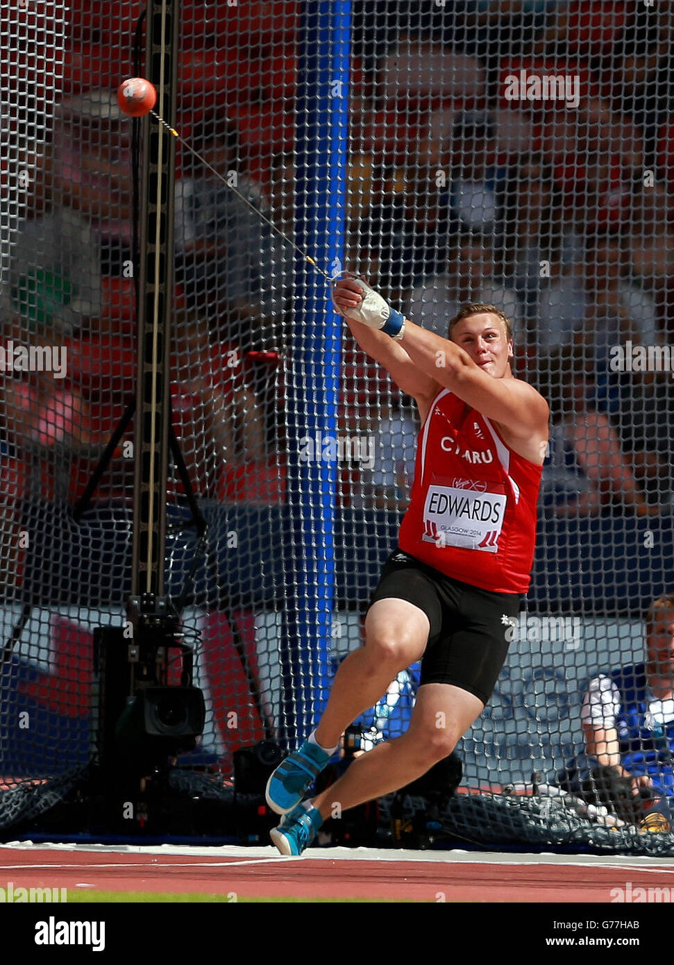 Jonathan Edwards del Galles durante la qualificazione per il lancio di Hammer a Hampden Park, durante i Giochi del Commonwealth 2014 a Glasgow. Foto Stock