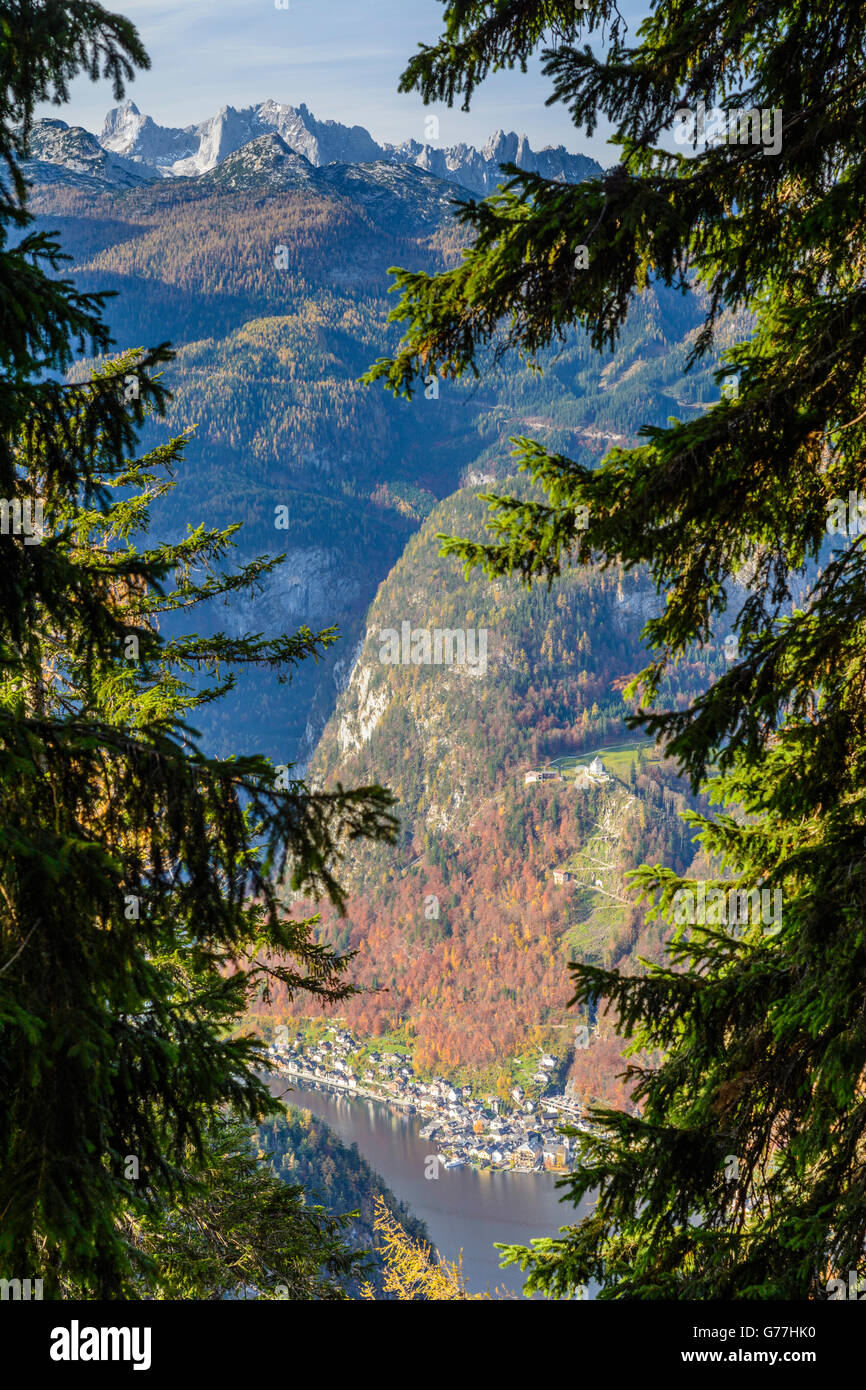 Lago Hallstatt e le montagne del Dachstein , cercando Hallstatt, Hallstatt, Austria, Oberösterreich, Austria superiore, regione del Salzkammergut Foto Stock