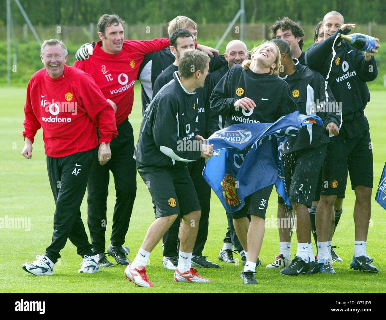 Il team Manchester United durante le celebrazioni al Carrington Training Center di Manchester. Manchester United ha vinto la gara di titoli della Premiership contro i rivali Arsenal, dopo che l'Arsenal è stato sconfitto da Leeds 3-2 la domenica. Foto Stock