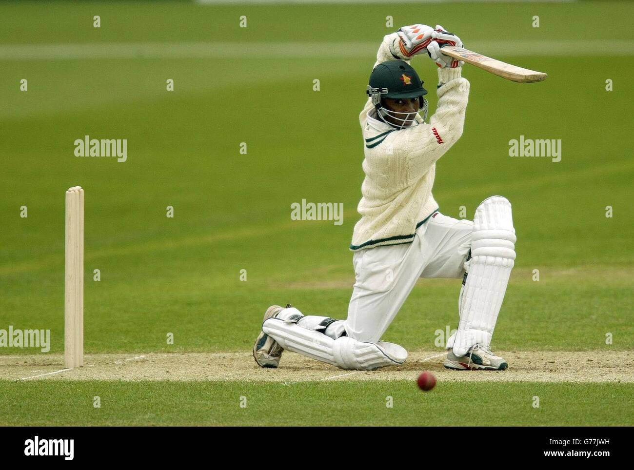 Tatenda Taibu dello Zimbabwe guida un confine durante i suoi inning contro Worcestershire durante il secondo giorno della partita turistica a New Road, Worcester. Foto Stock