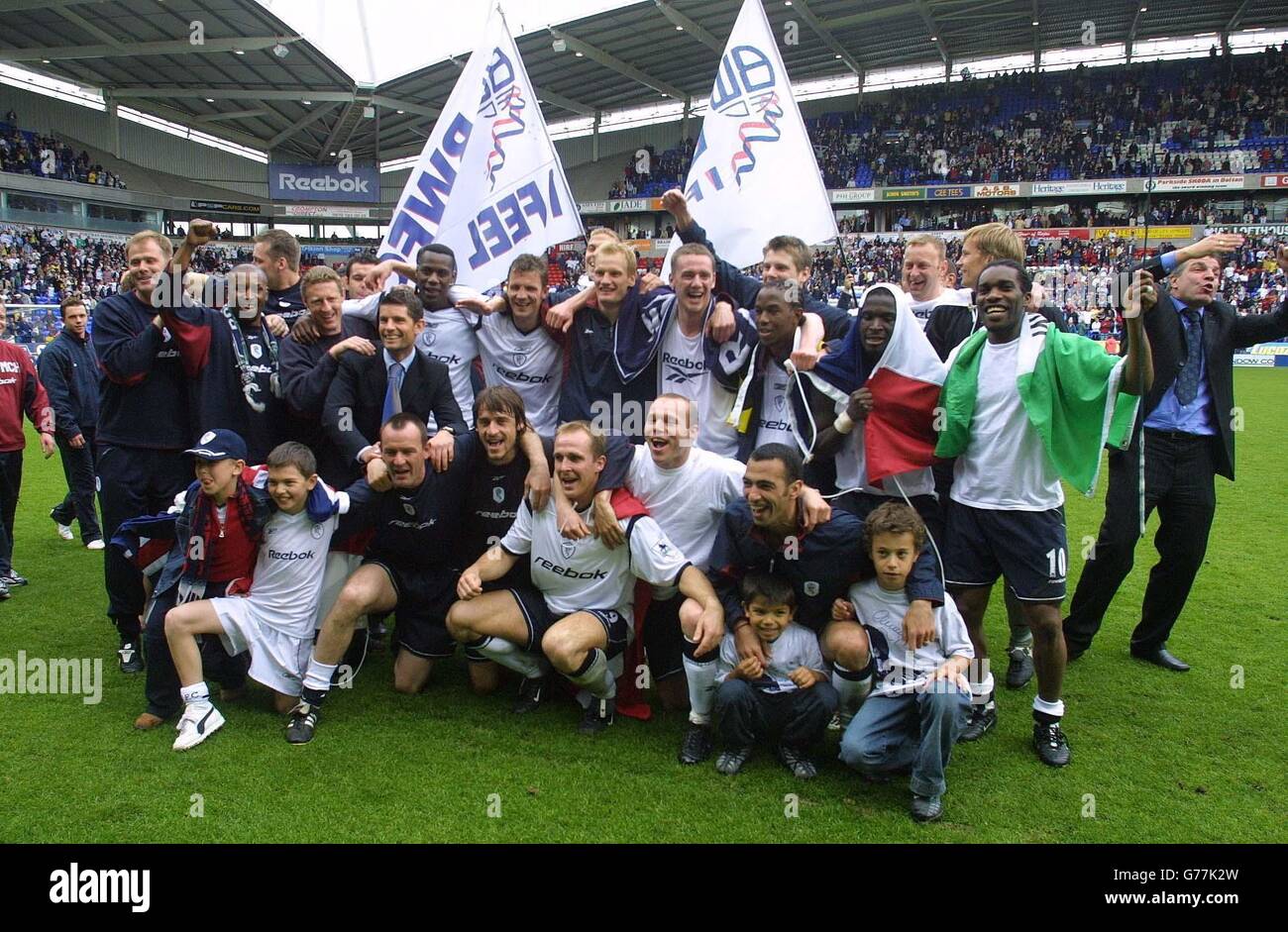 I giochi di Bolton Wanderers celebrano la loro sopravvivenza prima dopo la vittoria contro Middlesbrough dopo Una partita della Barclaycard Premiership al Bolton's Reebok Stadium. Foto Stock