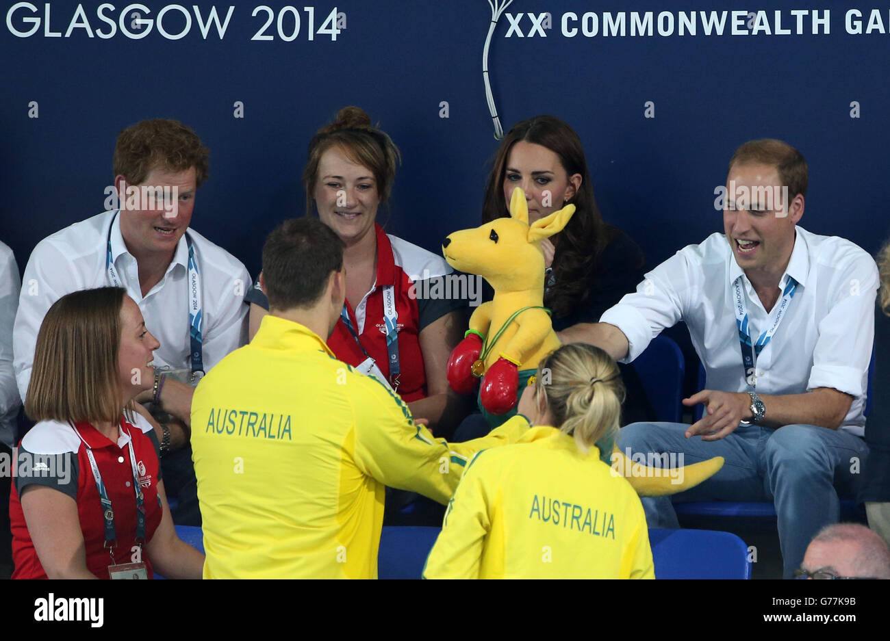 Il Duca e la Duchessa di Cambridge hanno ricevuto una mascotte australiana durante la sessione di nuoto al Centro di nuoto di Tollcross, durante i Giochi del Commonwealth 2014 a Glasgow. Foto Stock
