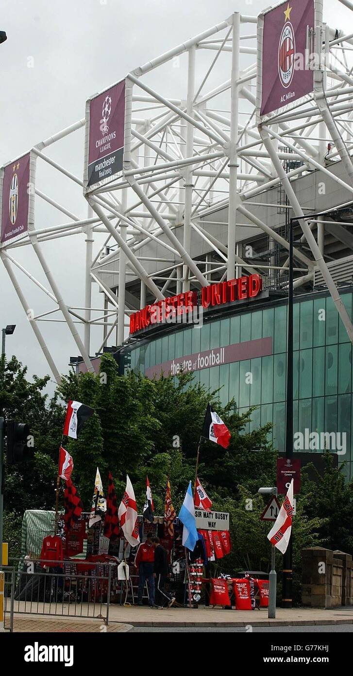 Le bandiere dei club sono allestite al di fuori dello stadio Old Trafford, Manchester, prima della finale della UEFA Champions League tra AC Milan e Juventus. Foto Stock