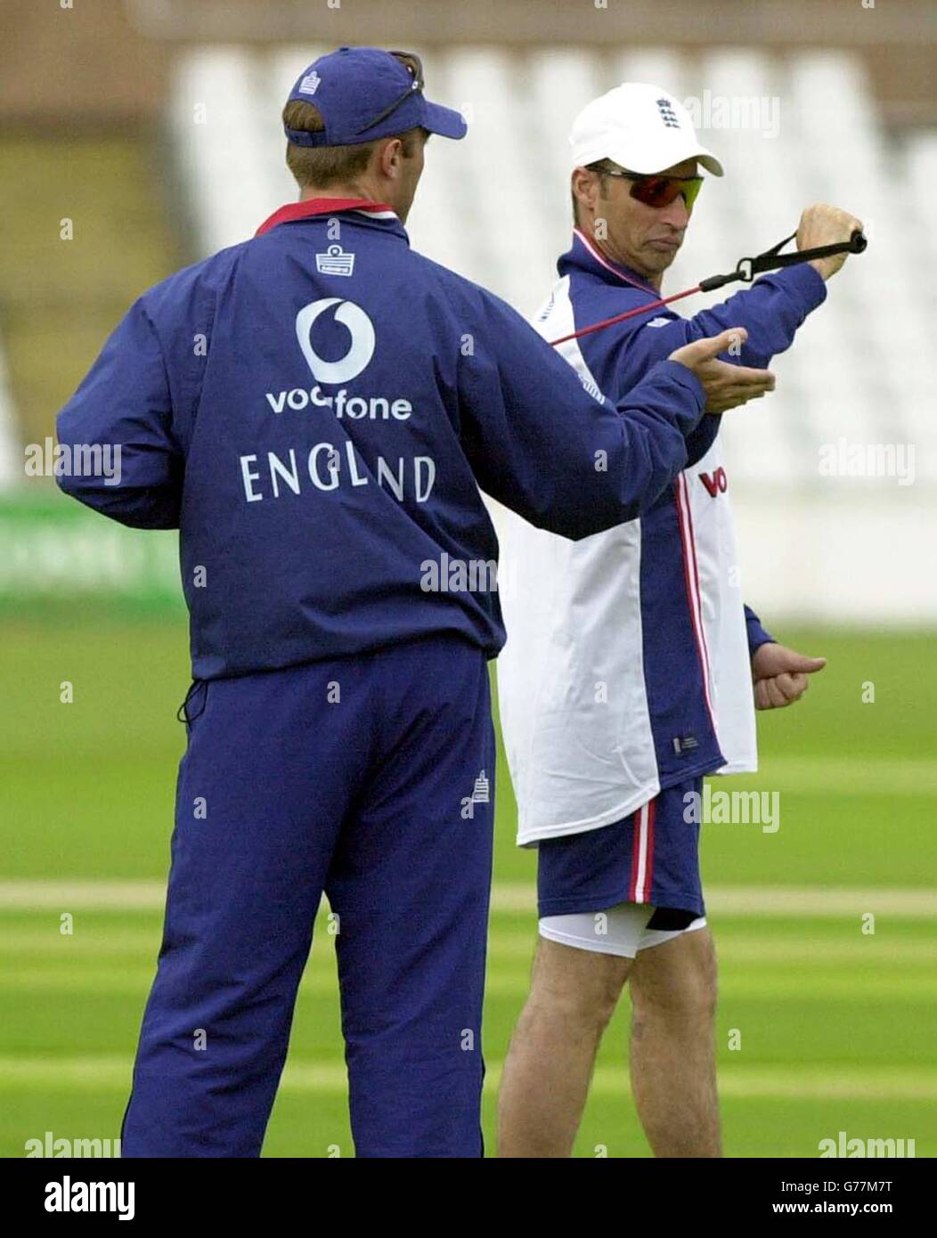 Il capitano inglese Nasser Hussain durante l'allenamento al Riverside Ground del Durham County Cricket Club a Chester le Street, mentre l'Inghilterra si prepara per il secondo Test Match tra e Zimbabwe che inizia domani. Sarà la prima volta che si terrà un test sul campo e la prima nel Nord Est. Foto Stock