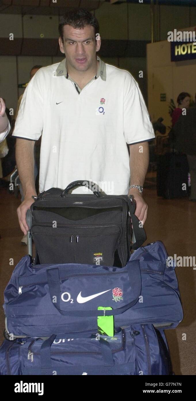 Il capitano di rugby inglese Martin Johnson arriva all'aeroporto di Heathrow, dall'Australia. La squadra vittoriosa ha ora un mese di distanza prima di raggrupparsi alla fine di luglio, quando i preparativi per la Coppa del mondo sono in corso. Foto Stock