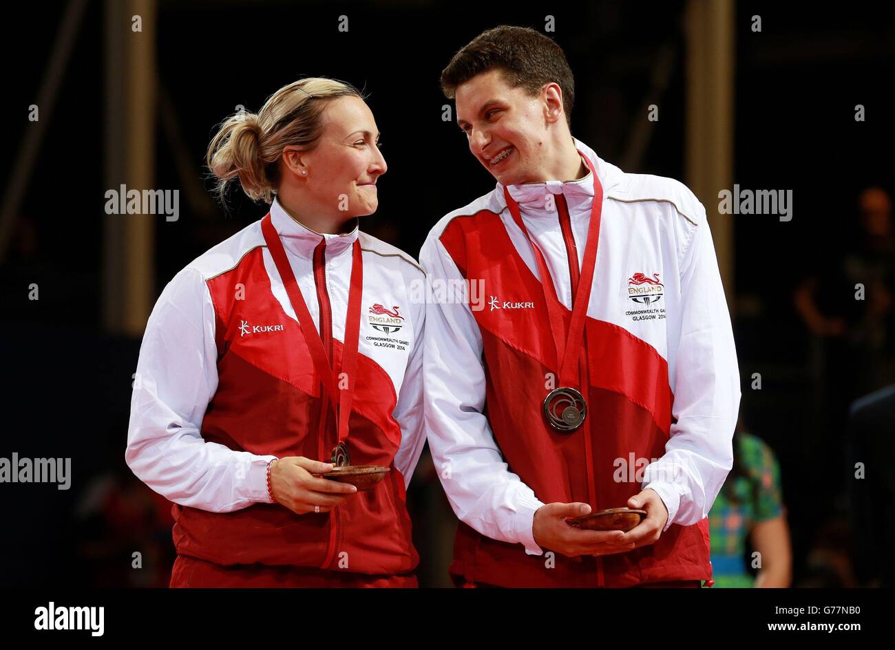 Kelly Sibley e Danny Reed in Inghilterra con le loro medaglie di bronzo hanno vinto nella partita della medaglia di bronzo al Mixed Doubles Table Tennis presso lo Scotstoun Sports Campus, durante i Giochi del Commonwealth 2014 a Glasgow. Foto Stock