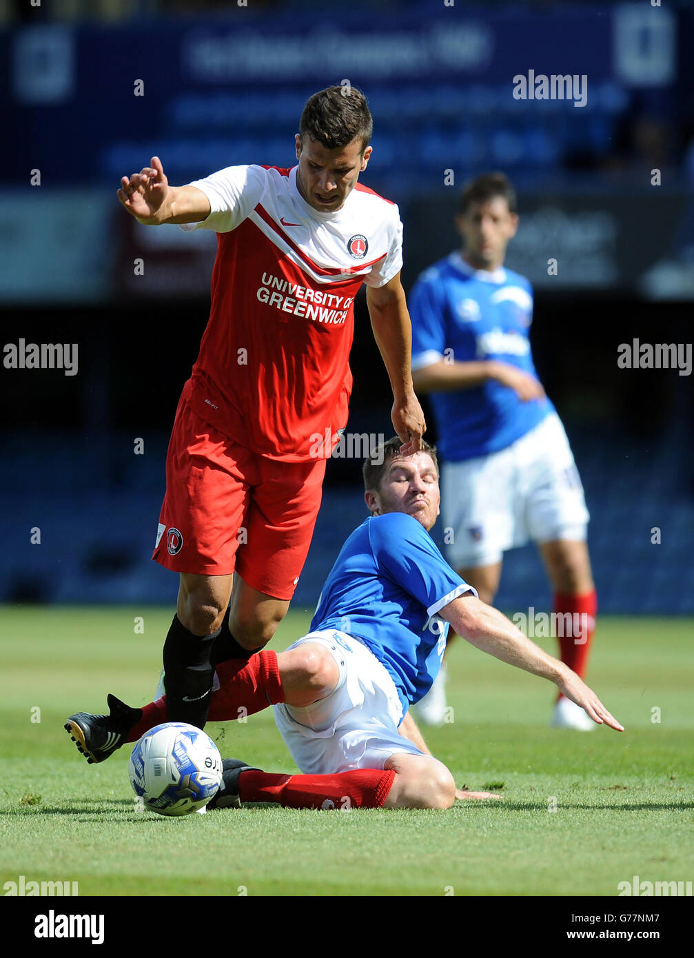 George Tucudean di Charlton Atletic e ben Chorley di Portsmouth si battono per la palla durante il periodo pre-stagionale amichevole a Fratton Park, Portsmouth. Foto Stock