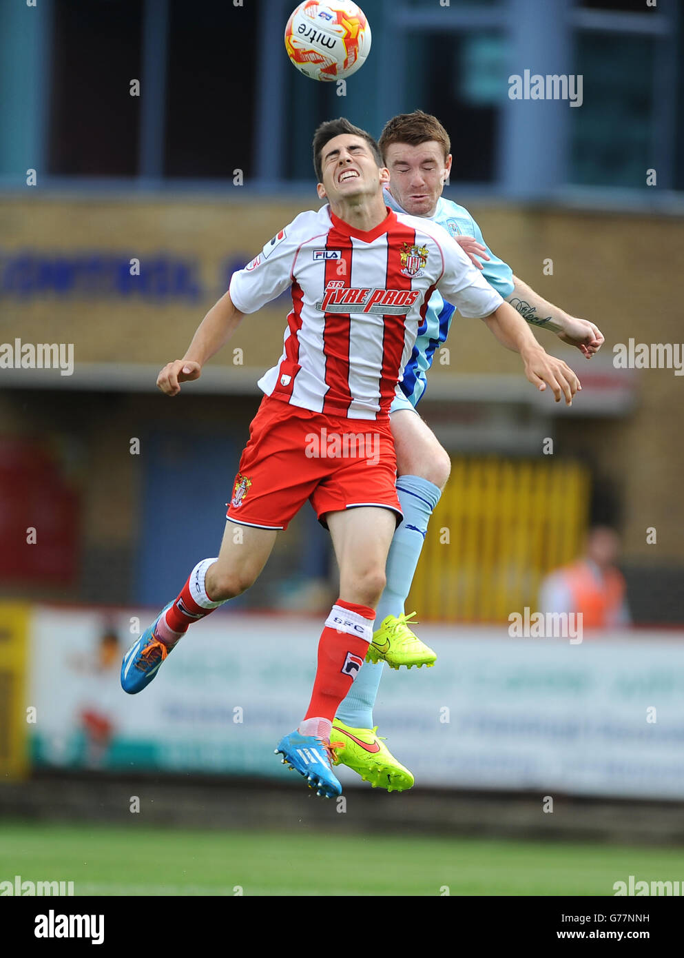 Tom Pettt di fStevenage (davanti) e John Fleck di Coventry City (dietro) combattono per la palla. Foto Stock