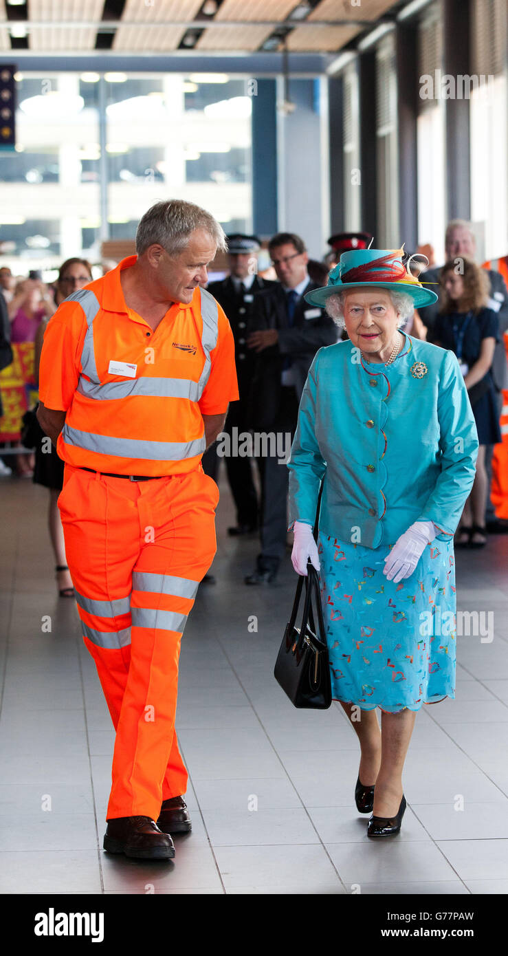 La regina Elisabetta II e Robbie Burns of Network Rail durante una visita alla Reading Railway Station nel Berkshire, dopo una riqualificazione di 900 milioni di euro. Foto Stock