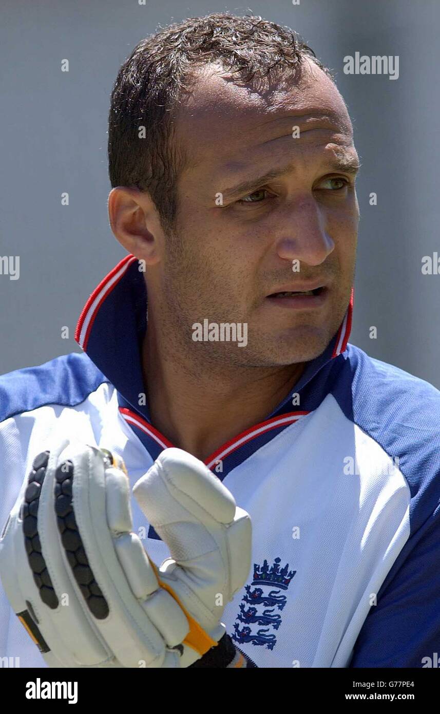 - NESSUN USO COMMERCIALE: Il cricketer inglese Mark Butcher si prepara a piangere nelle reti al terreno di WACA, Perth, Australia. Macellaio è un membro della squadra inglese sul tour di Ashes. 20/07/04: I medici valuteranno l'idoneità del macellaio dopo che è stato coinvolto in un arresto dell'automobile. Il giocatore del Surrey ha sofferto di colpo nell'incidente che si è verificato durante la strada per l'Oval, dove stava andando vedere il fisioterapista della contea per il trattamento su una ferita della coscia. Foto Stock