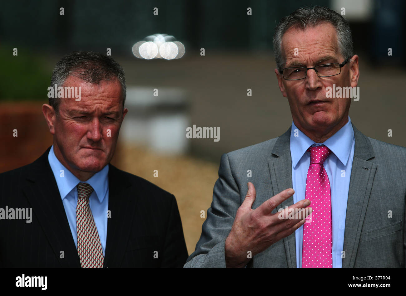 Gerry Kelly di Sinn Fein (a destra) e Conor Murphy parlano con i media esterni allo Stormont Hotel di Belfast, dopo la pubblicazione della rivista Hallet su amnesie controverse per i prigionieri in corsa dall'Irlanda del Nord. Foto Stock