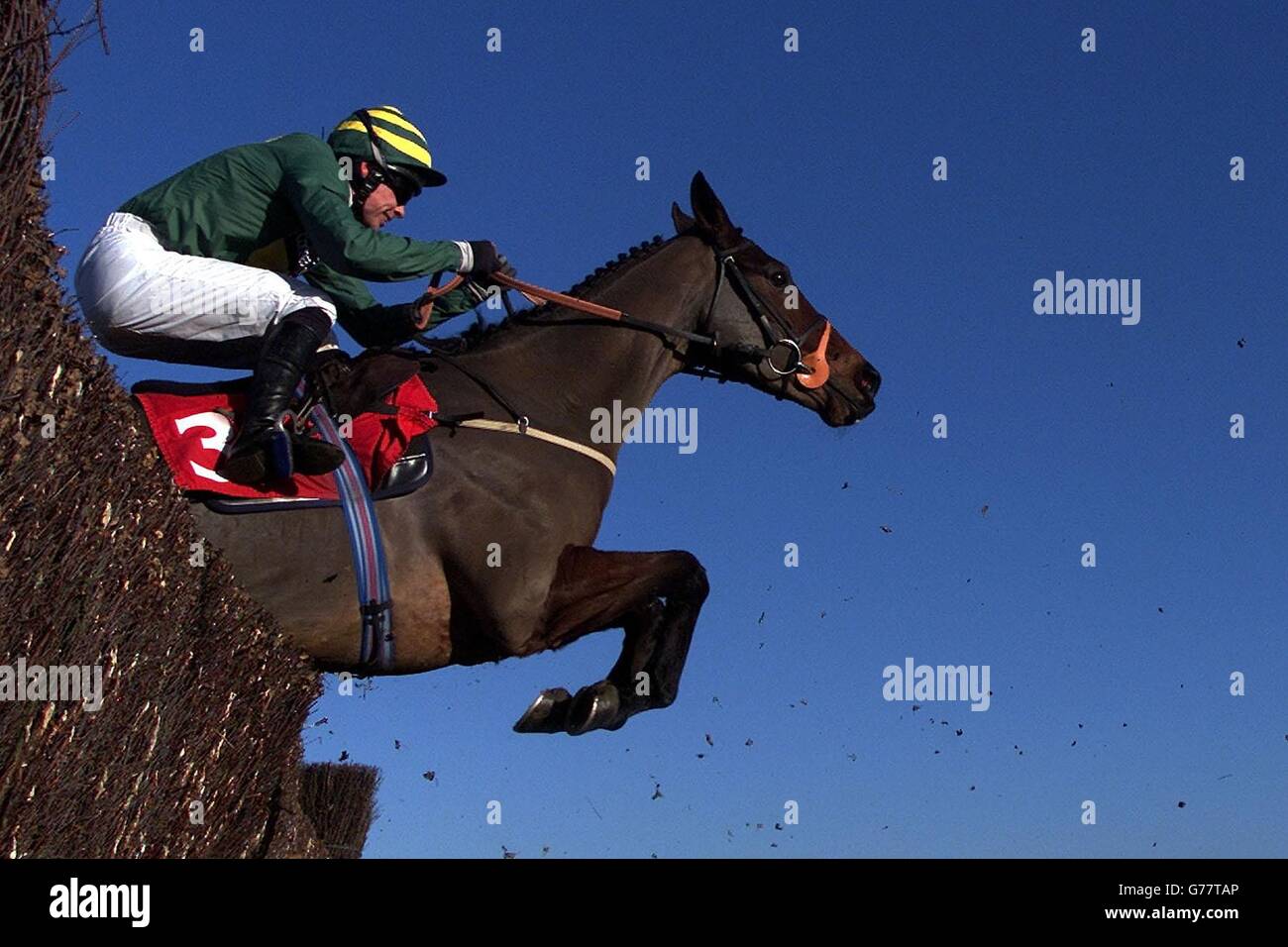 Eventuale vincitore Poliantas guidato da T.J. Murphy (a destra) salta l'ultimo al primo giro nel Tote Exacta Levy Board intermedio Steeple Chase a Wincanton. Foto Stock