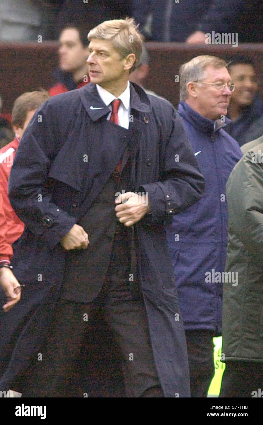Le espressioni contrastanti del manager Arsenal Arsene Wenger (a sinistra) e del manager Manchester United Sir Alex Ferguson, quando lasciano il campo dopo la vittoria del Manchester United nel 2-0 nel Barclaycard Premiership Match a Old Trafford, Manchester. Foto Stock
