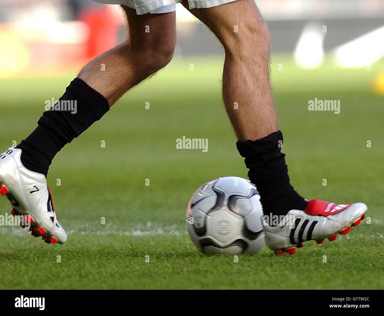 David Beckham del Manchester United indossando le sue nuove scarpe da calcio  per fa Barclaycard Premiership match contro Chelsea a Old Trafford,  Manchester. Le cuffie sono progettate per ridurre il rischio di