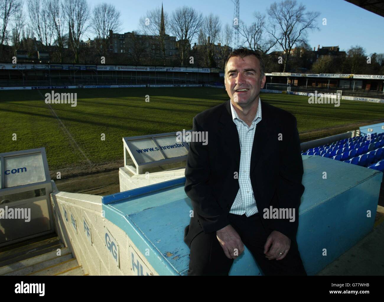 Kevin Ratcliffe, direttore della città di Shrewsbury a Gay Meadow, prima di giocare a Chelsea questa domenica a casa nella fa Cup 4 round Giovedi 2003 gennaio. Jamie Tolley, il centrocampista di Shrewsbury, è sulla strada per affrontare Chelsea nella quarta prova della fa Cup di domenica. Tolley è stato costretto a sedersi fuori il pareggio 1-1 a Lincoln lo scorso fine settimana a causa di un virus. Ma gli è stato dato un run-out oggi in una partita a porte chiuse a Wrexham ed è venuto attraverso esso okay. NESSUN UTILIZZO NON UFFICIALE DEL SITO WEB DEL CLUB. Foto Stock