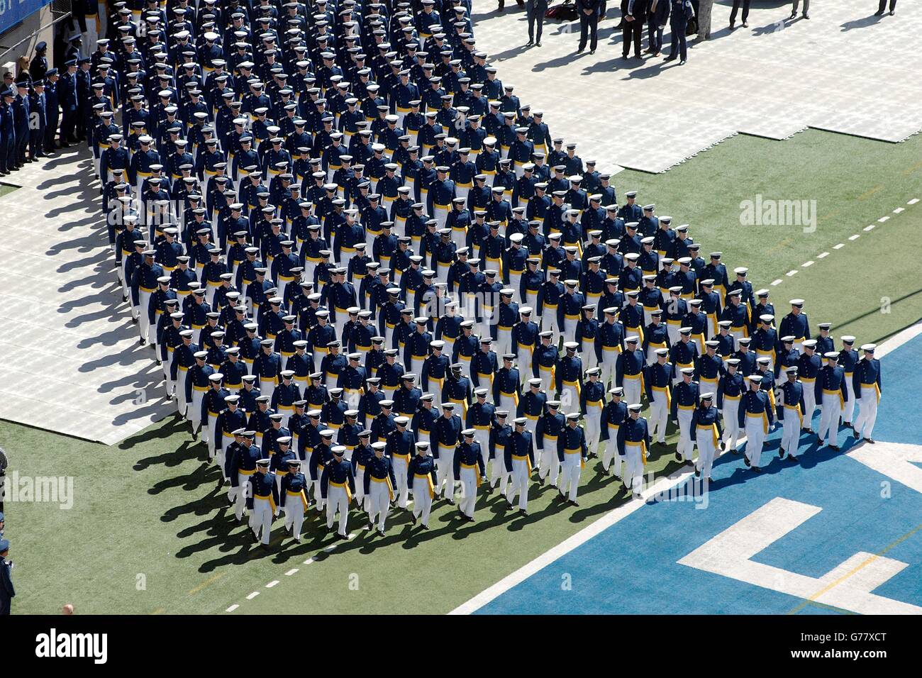 U.S Air Force Academy cadetti marzo sul campo all'inizio della cerimonia di laurea a Falcon Stadium Giugno 2, 2016 in Colorado Springs, Colorado. Foto Stock