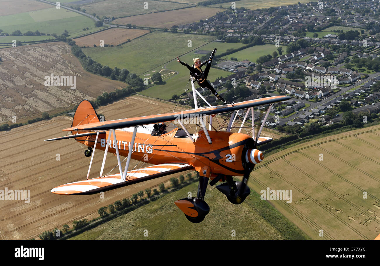 Wingwalker Lydia Beagle, 21 anni, di Shropshire, pratica alcuni wingwalking sopra Northumberland, davanti al Sunderland Airshow di domani, che si aspetta oltre 800,000 spettatori. Foto Stock