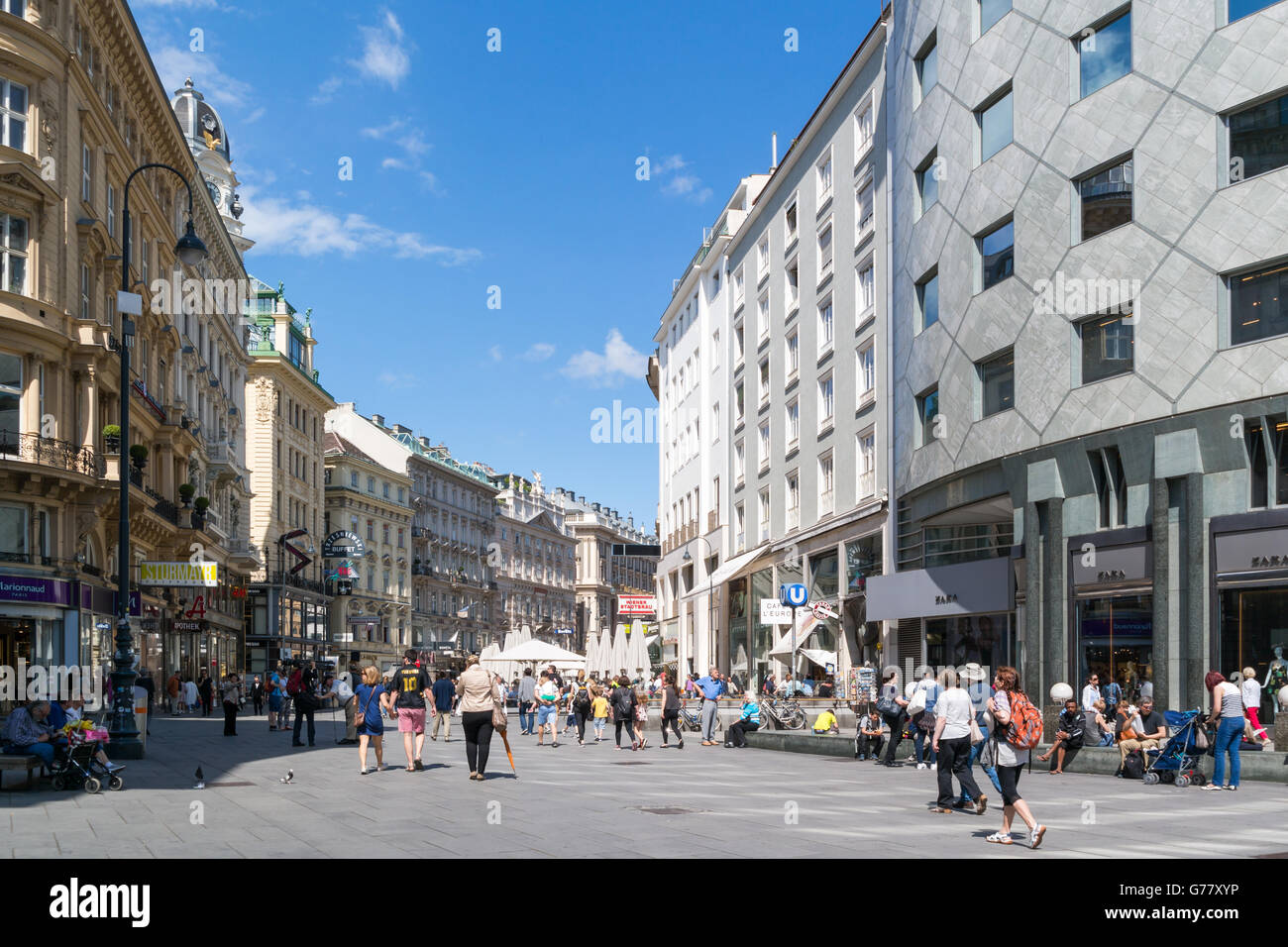 Persone che camminano nella strada dello shopping Graben nel centro della città vecchia di Vienna, Austria Foto Stock