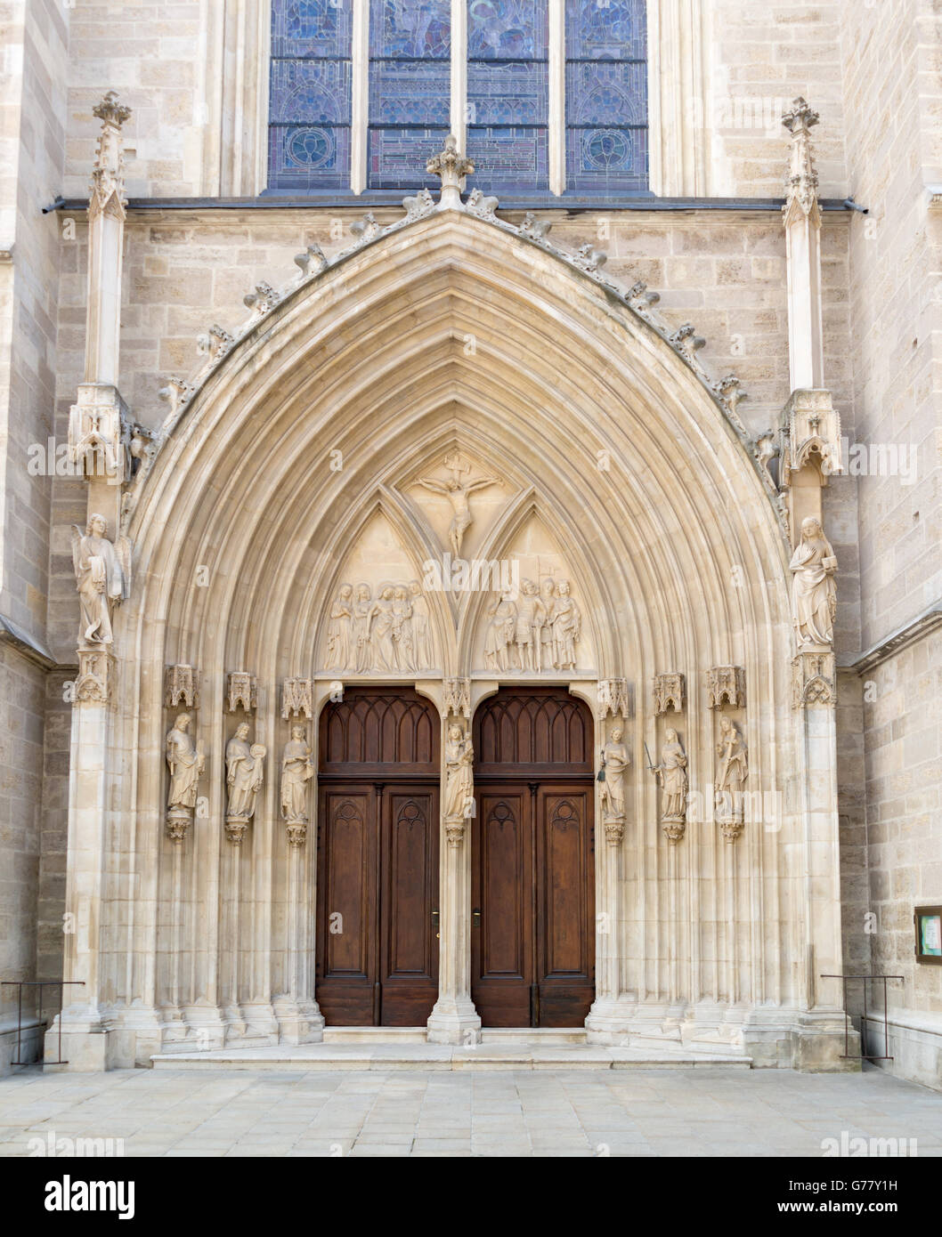 Portale principale di gotica Chiesa minoritica su Minori Conventuali Square nella città vecchia di Vienna, Austria Foto Stock