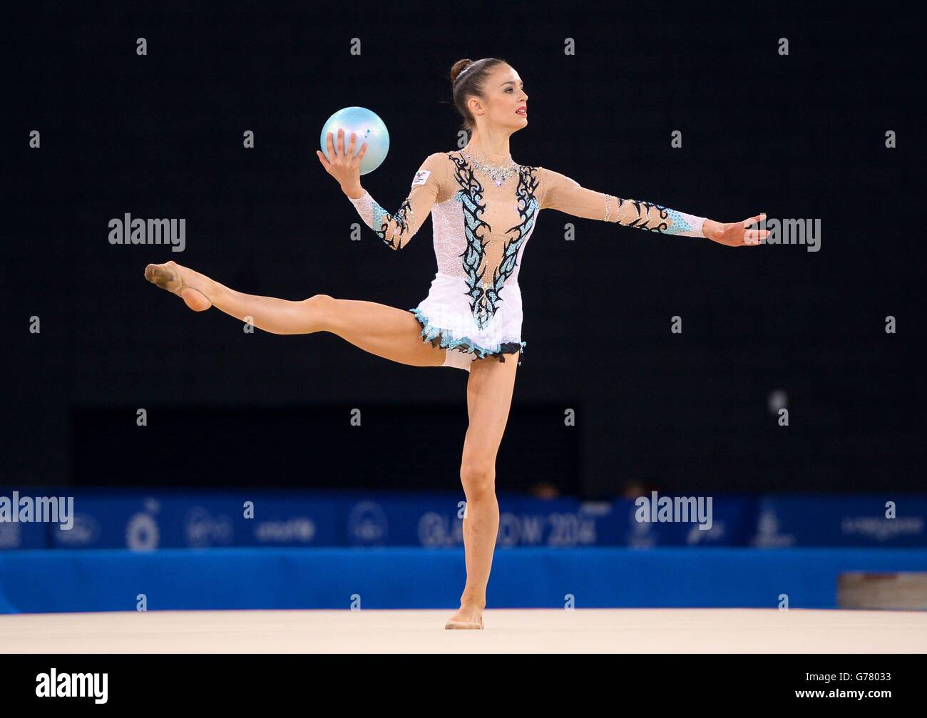 Laura Halford del Galles compete nella finale individuale di Ginnastica ritmica alla SSE Hydro durante i Giochi del Commonwealth 2014 a Glasgow. Foto Stock