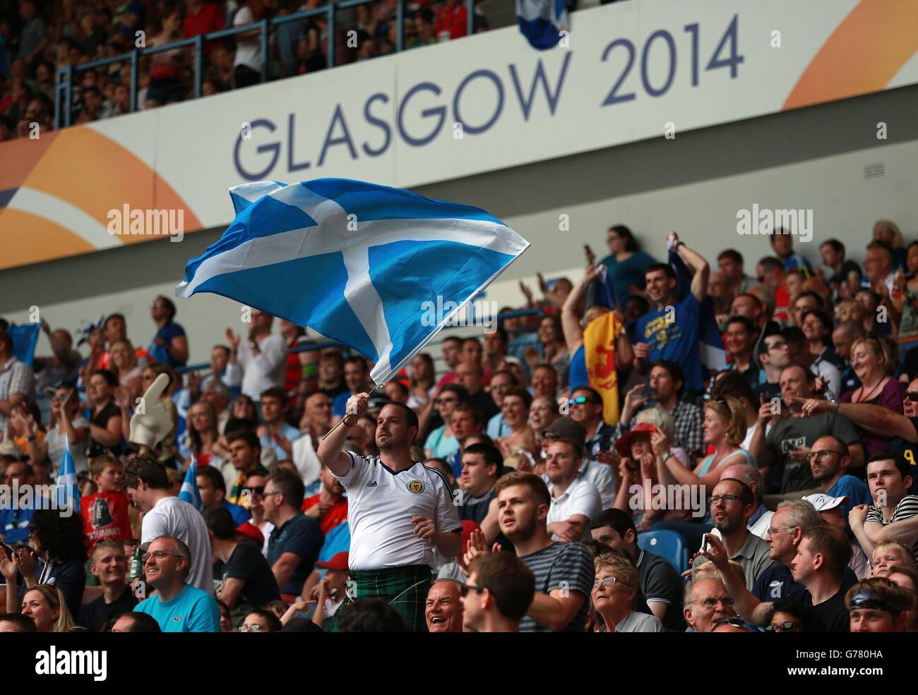 I fan scozzesi della folla si esibiscono durante il Rugby 7's all'Ibrox Stadium durante i Commonwealth Games 2014 di Glasgow. Foto Stock