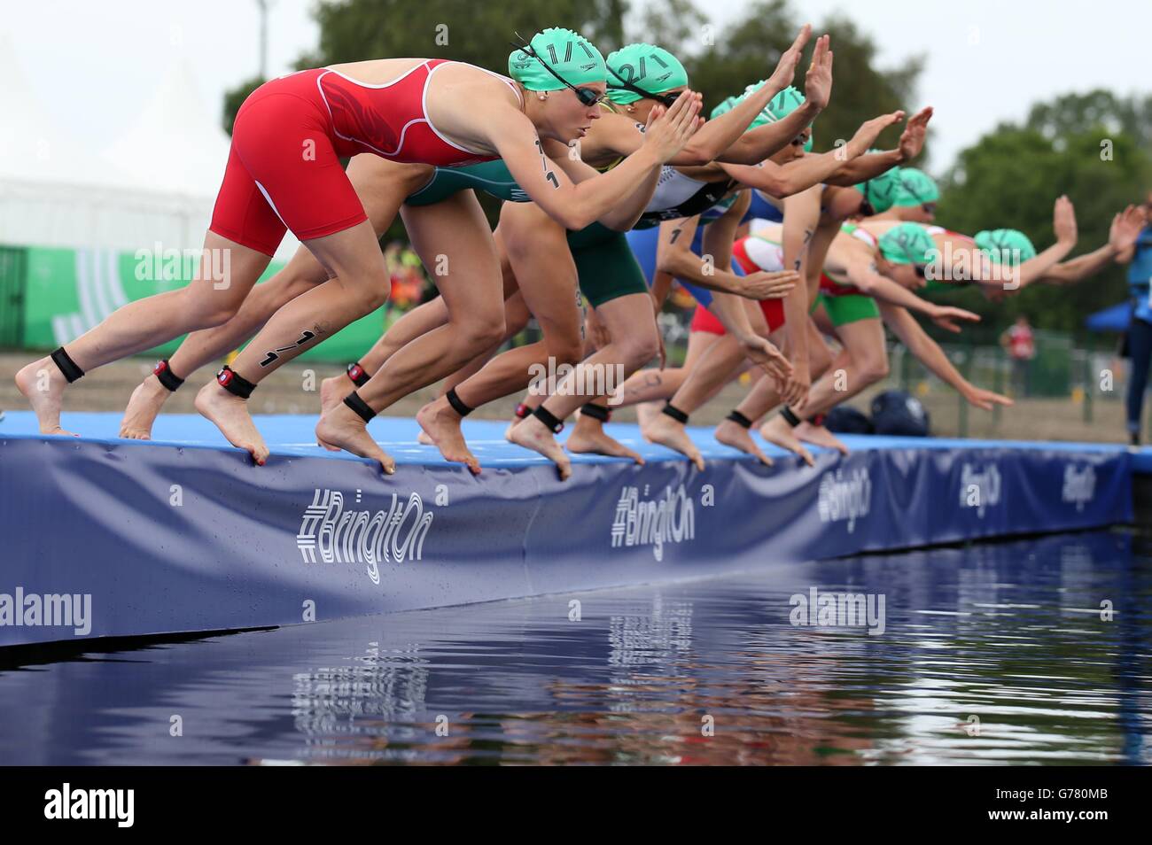 L'Inghilterra Vicky Holland (a sinistra) inizia la sua gamba della squadra mista Relay a Strathclyde Country Park durante i Giochi del Commonwealth 2014 vicino Glasgow. Foto Stock