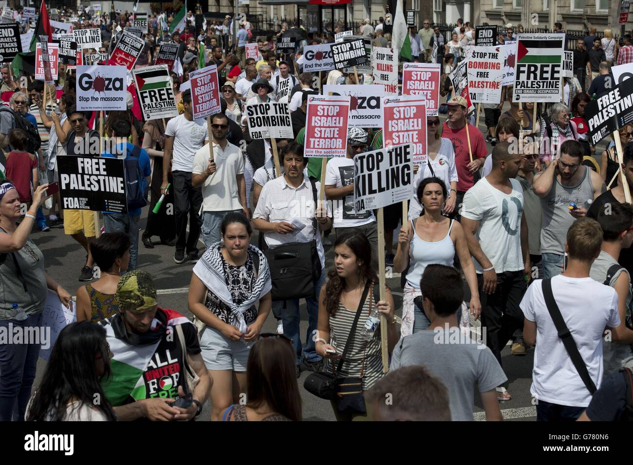 I manifestanti contro l'azione militare a Gaza attraversano Westminster, nel centro di Londra. Foto Stock