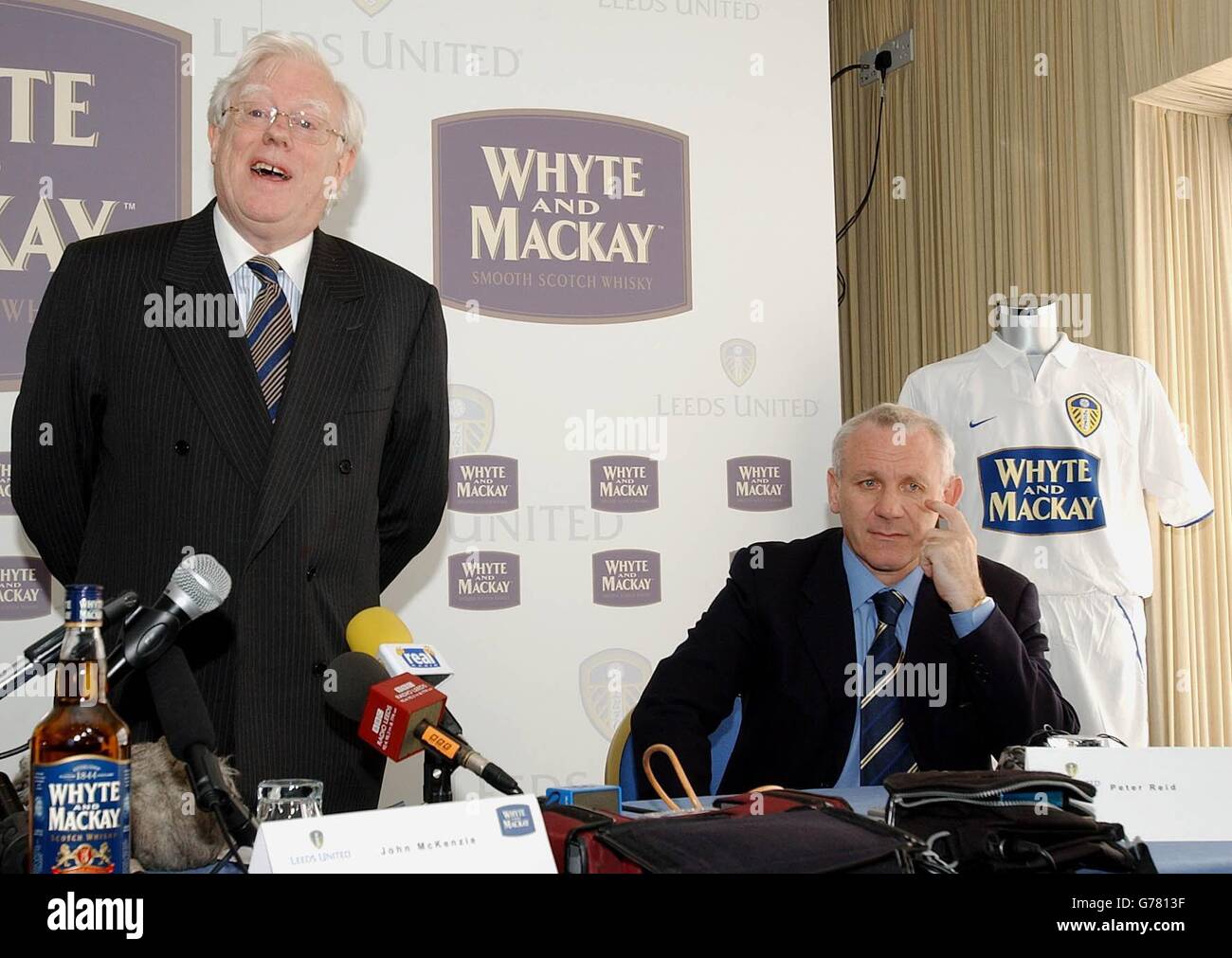 Il Presidente del Leeds United FC il Prof. John McKenzie (a sinistra) con il Manager Peter Reid annuncia il nuovo accordo di sponsorizzazione con i whisky maker Whyte e Mackay a Elland Road. Foto Stock