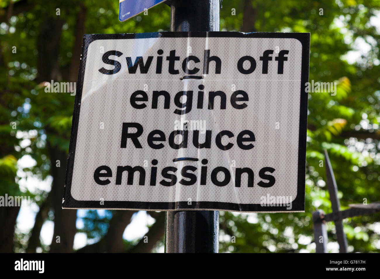 Segno 'Disattivazione motore, ridurre le emissioni", London, Regno Unito Foto Stock