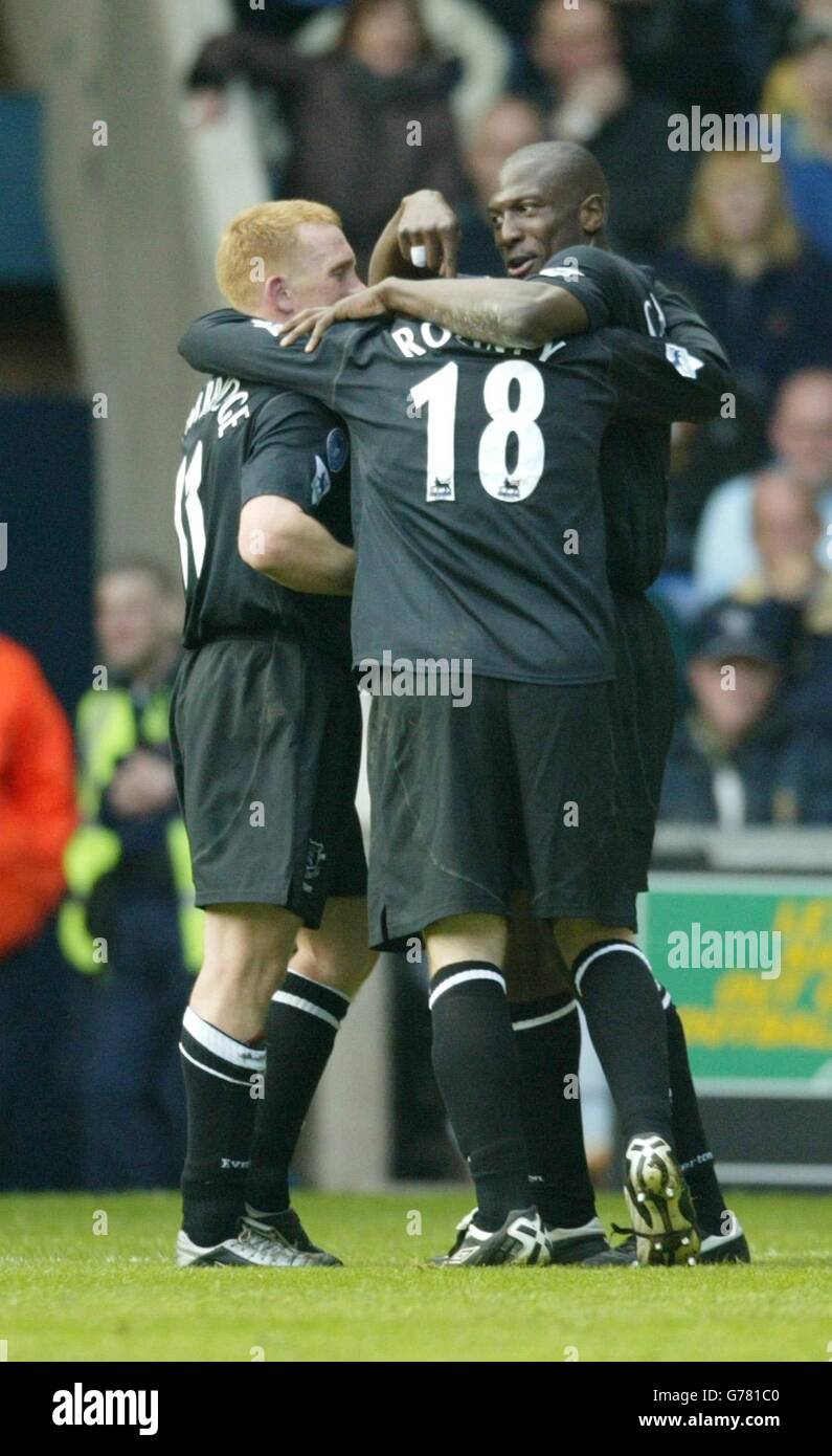 Kevin Campbell (R) di Everton punta al compagno di squadra Wayne Rooney (al centro) dopo che Rooney ha stabilito Campbell per segnare il secondo obiettivo di Everton contro West Brom durante la Barclaycard Premiership Match all'Hawthornes, Birmingham. Foto Stock