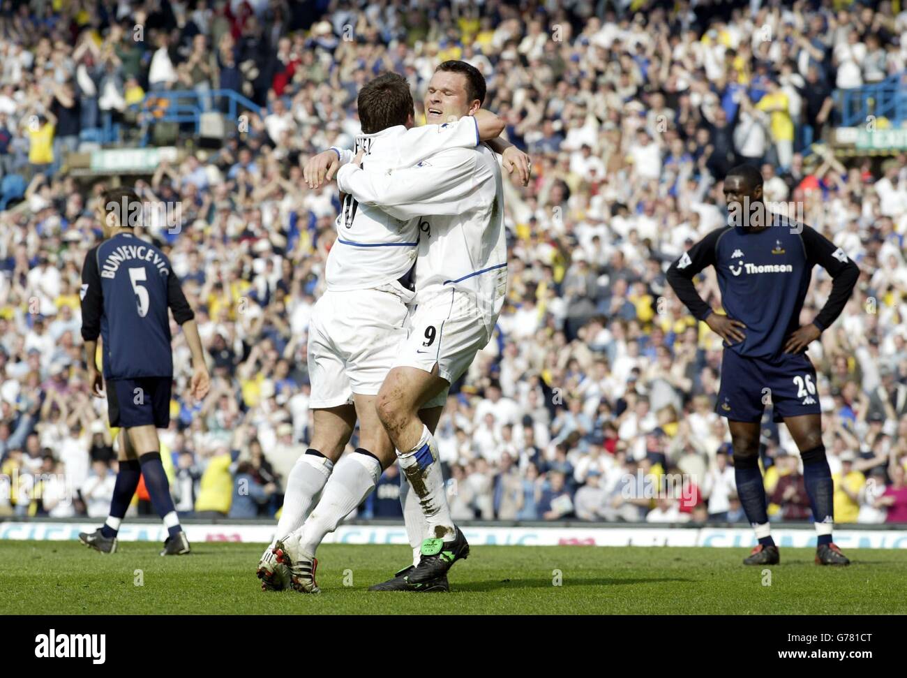 Mark Viduka (R) di Leeds United festeggia con Harry Kewell la sua prigione di apertura per la sua squadra contro Tottenham Hotspur durante la sua partita di premiership fa Barclaycard all'Elland Road Ground di Leeds. Foto Stock
