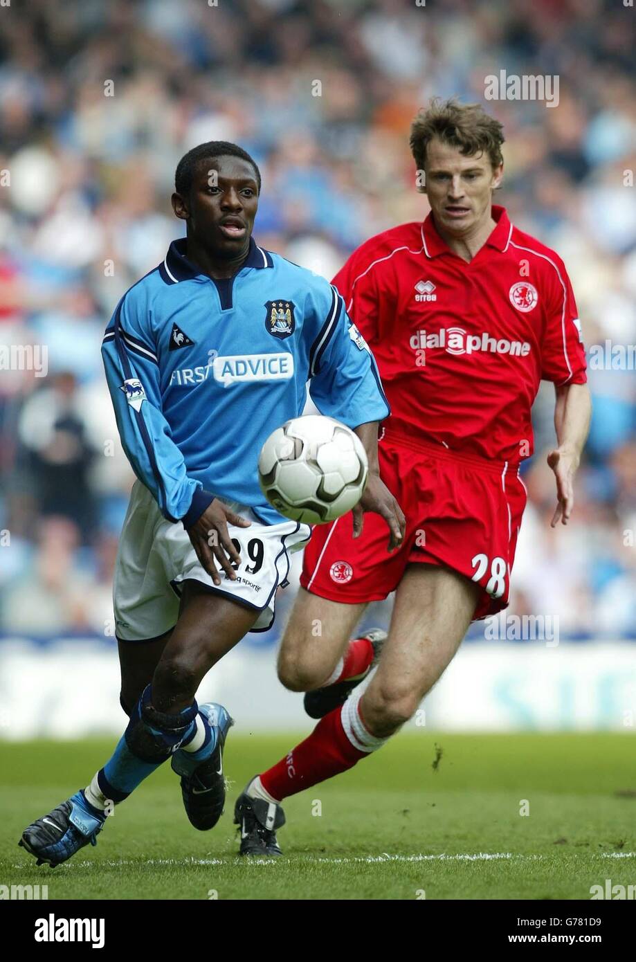 Middlesbrough's Colin Cooper combatte per la palla contro Shaun Wright Phillips (a sinistra) di Manchester City durante la partita di premiership fa Barclaycard al Maine Road Ground di Manchester City. Foto Stock