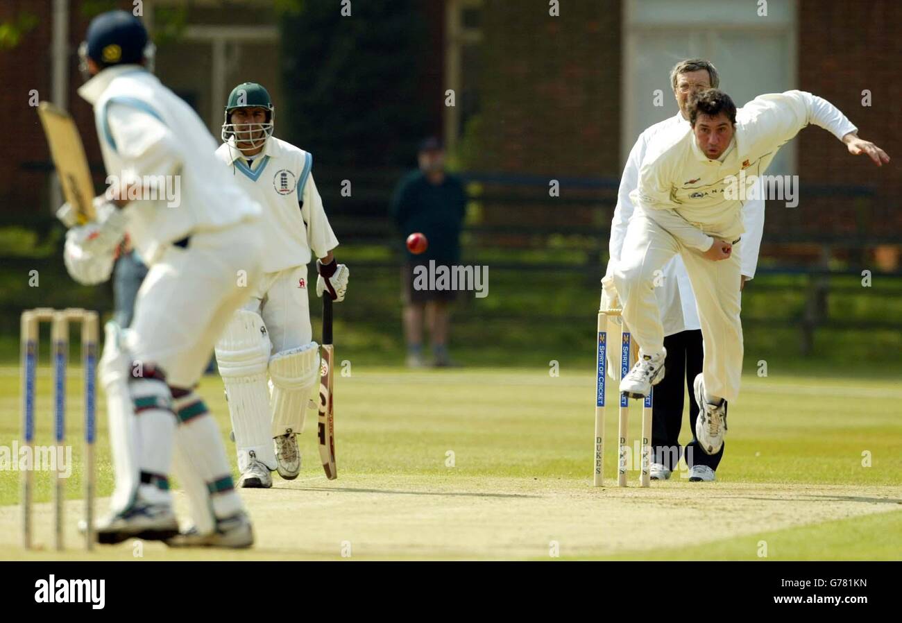 Ronnie Irani di Essex si incuola a Richard Mann dell'Università di Cambridge al campo di cricket di Fenner, Cambridge, il secondo giorno 7 della loro partita. Foto Stock