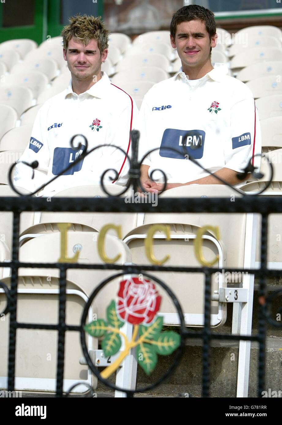 Lancashire County Cricket Club Bowlers James Anderson (a sinistra) e Kyle Hogg, presso la fotocellula pre-stagione del club a Old Trafford. La squadra è in azione quando giocano a Durham in una partita di oltre 50 a Old Trafford prima della loro prima partita del campionato della contea contro Surrey il Venerdì Santo. Foto Stock