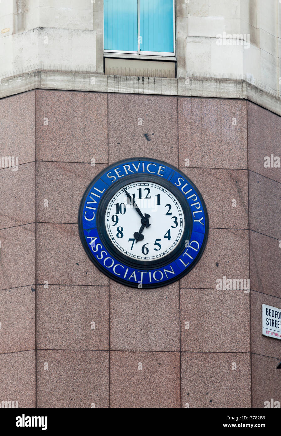 Orologio sul sito del vecchio servizio civile Store, Strand, Londra, Regno Unito Foto Stock