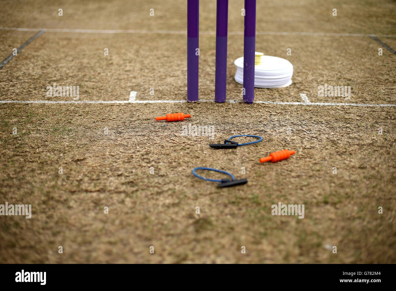 Cricket - Royal London One Day Cup - Surrey v Glamorgan - Guildford Cricket Club. Dettaglio di ceppi di cricket e di chiodi Foto Stock