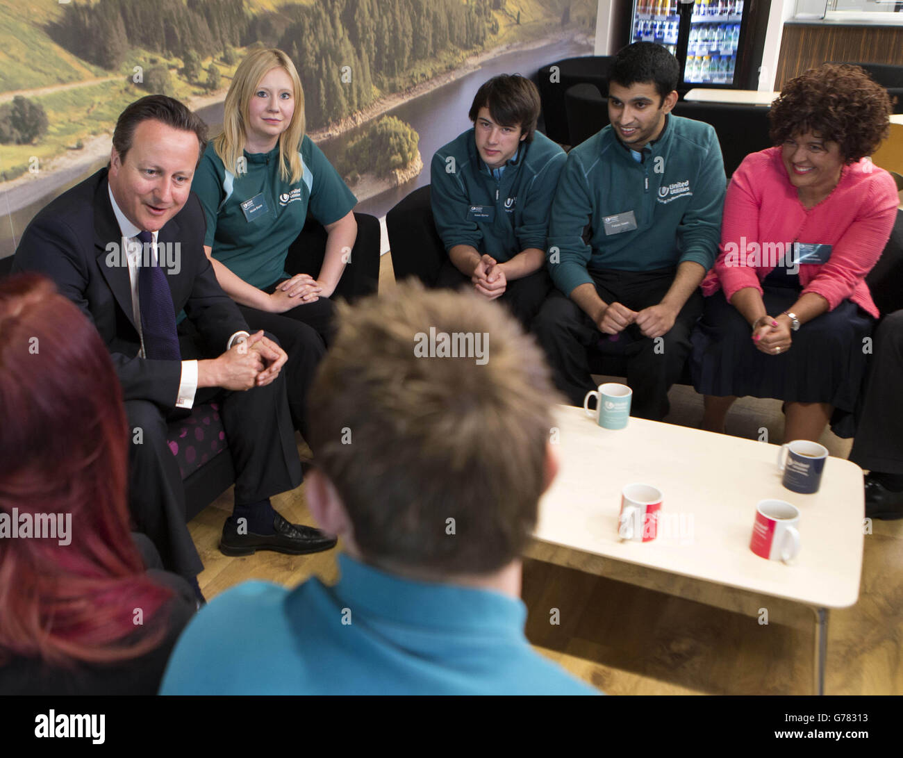 Il primo ministro David Cameron ha discusso con gli apprendisti (da sinistra) Nicola Boyne, Isaac Byrne, Faiyaz Saleh e il Capo del cambiamento organizzativo e dello sviluppo Louise Beardmore durante la sua visita alla United Utilities di Warrington per contribuire a svelare il progetto pilota EIP (Efficiency Industrial Partnership) per l'Inghilterra nordoccidentale, che mirerà a fornire posti di lavoro nel settore dei servizi pubblici a 1,000 ex militari e giovani adulti provenienti da aree svantaggiate. Foto Stock