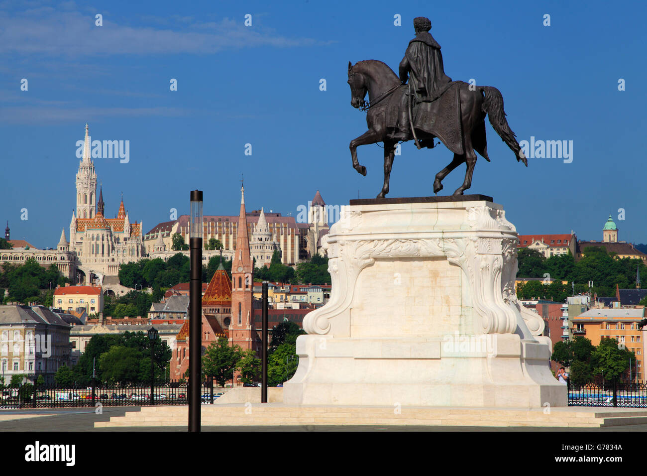 Ungheria Budapest Conte Gyula Andrássy statua quartiere Castello skyline Foto Stock