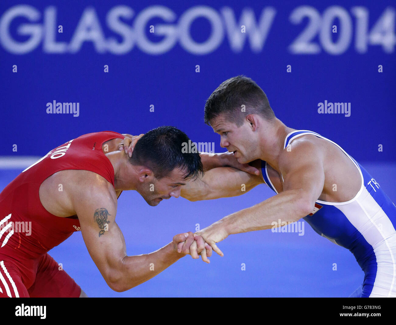 Viorel Etko (rosso) della Scozia e David Tremblay del Canada durante la semifinale di FS 61 kg Wrestling al SECC, durante i Giochi del Commonwealth 2014 a Glasgow al SECC, durante i Giochi del Commonwealth 2014 a Glasgow. PREMERE ASSOCIAZIONE foto. Data immagine: Mercoledì 30 luglio 2014. Guarda la storia di PA COMMONWEALTH Wrestling. Il credito fotografico dovrebbe essere: Danny Lawson/PA Wire. RESTRIZIONI: Nessun uso commerciale. Nessuna emulazione video. Foto Stock