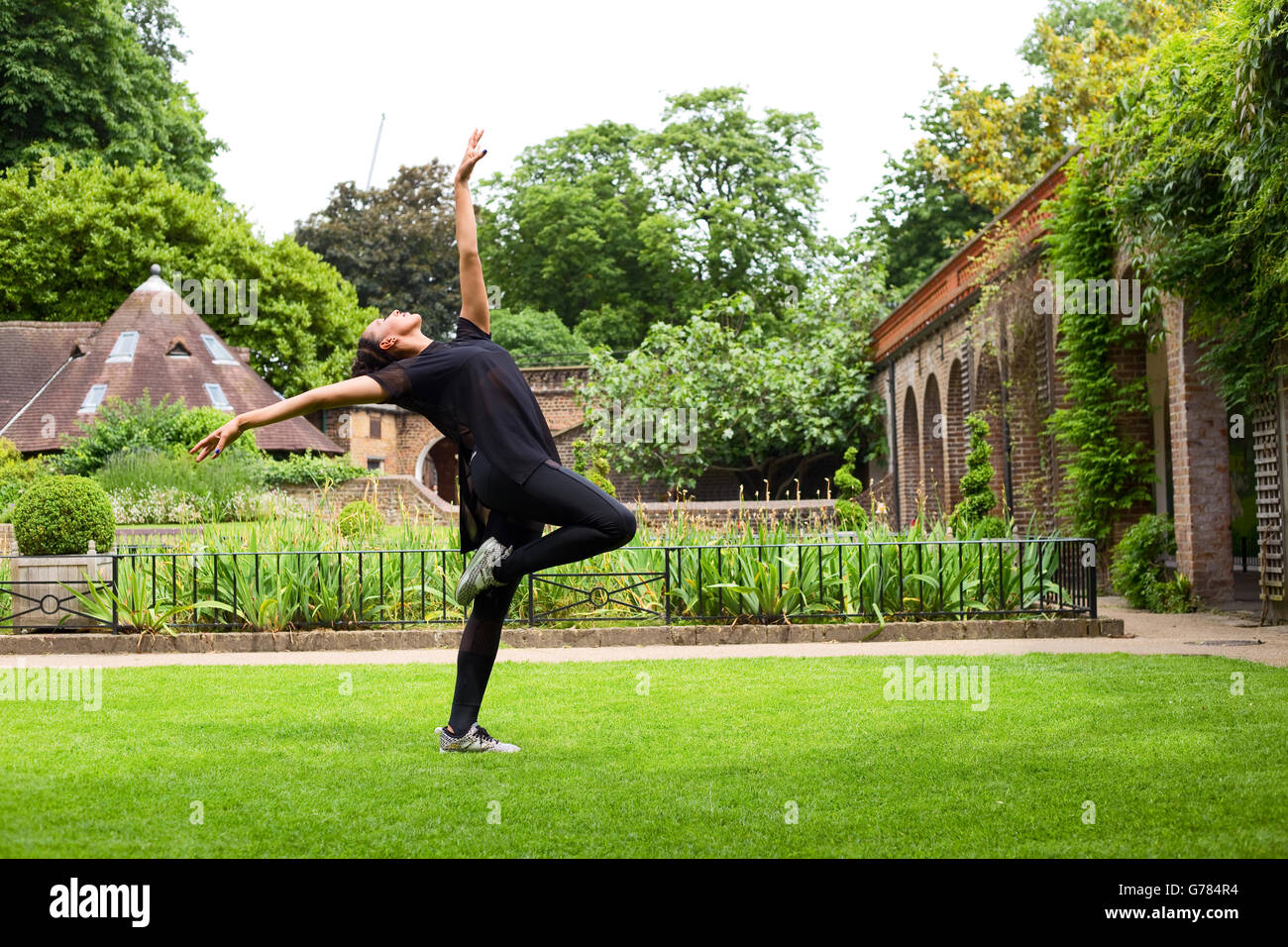 Giovane donna Dancing in the park Foto Stock