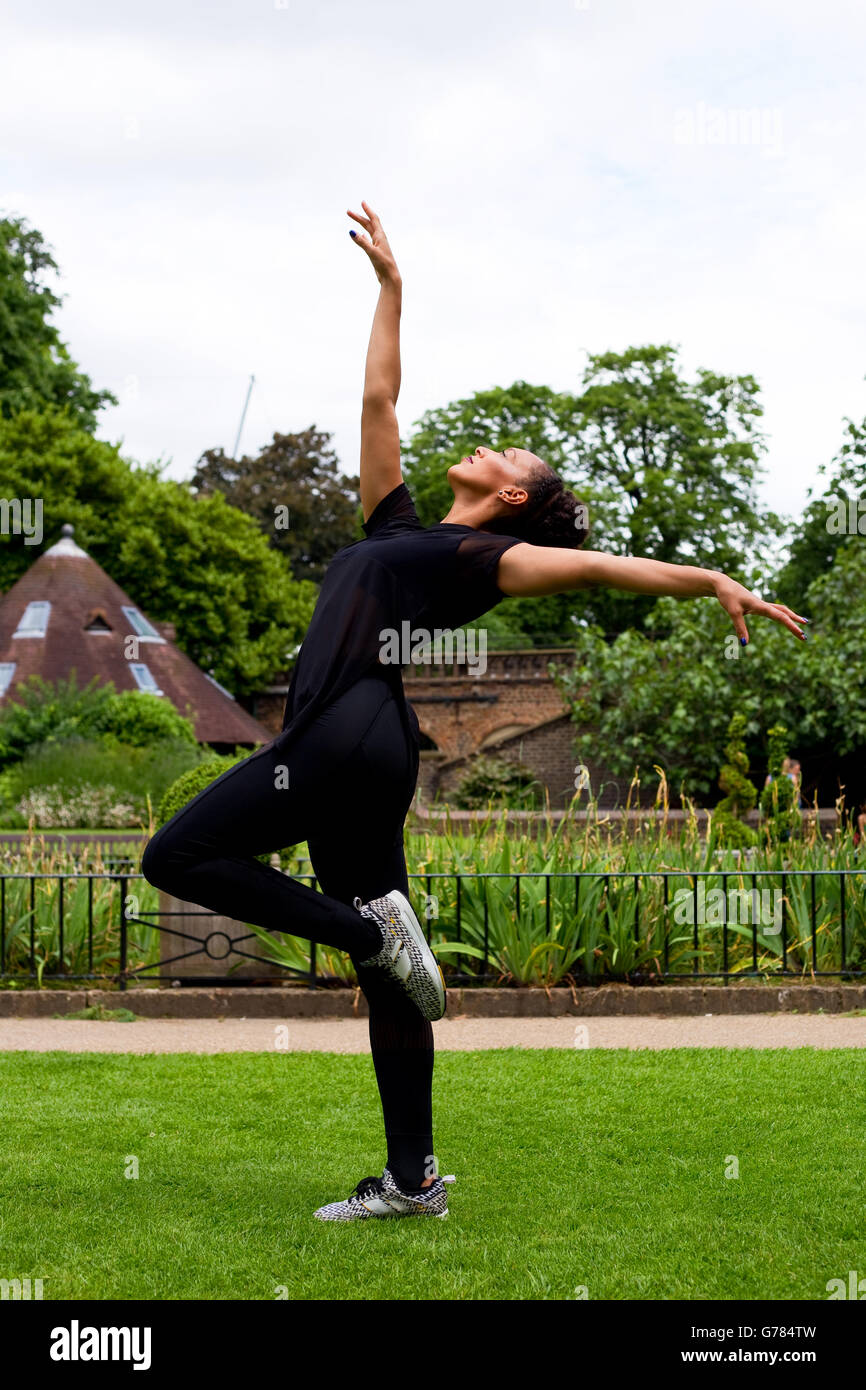 Giovane donna Dancing in the park Foto Stock