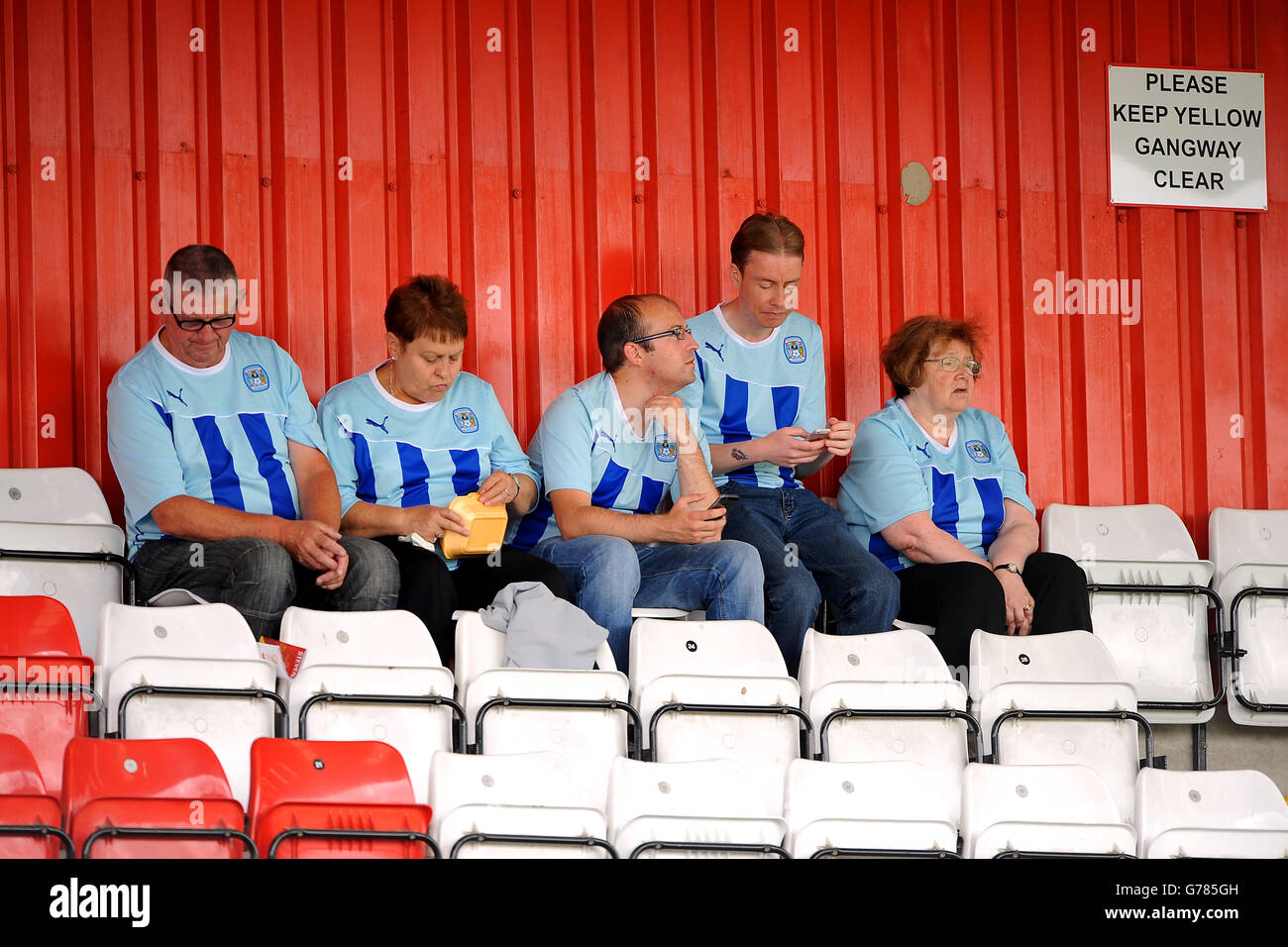 Calcio - Pre Season friendly - Stevenage / Coventry City - lo Stadio Lamex. I fan di Coventry City sono in piedi. Foto Stock