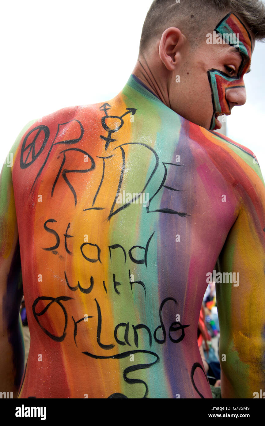 L'orgoglio di Londra 2016. Trafalgar Square. Un giovane uomo di arcobaleno body paint e parole dicendo "orgoglio stand con Orlando". Foto Stock