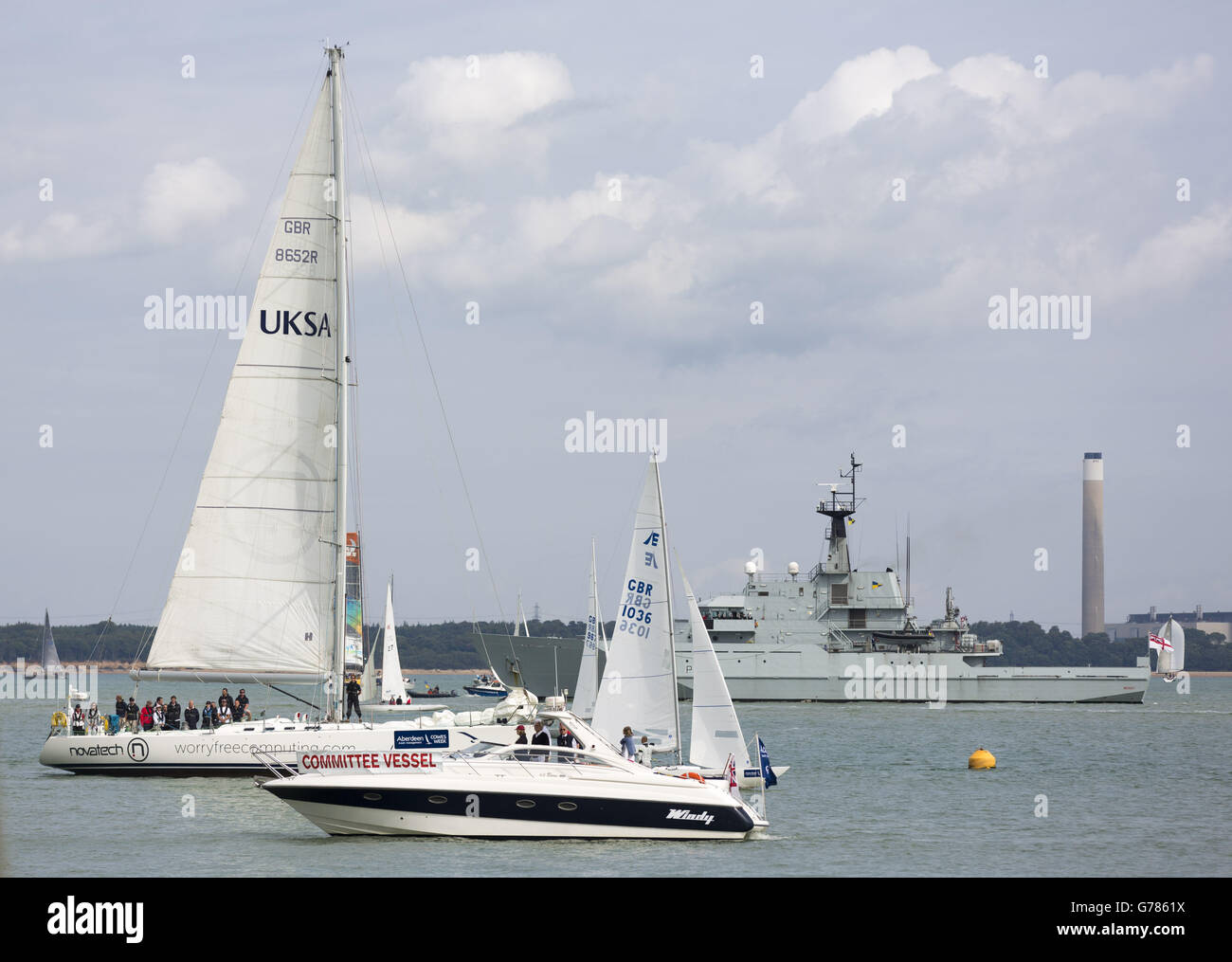 HMS Mersey naviga oltre Cowes, Isola di Wight durante la Aberdeen Asset Management Cowes Week per commemorare il centesimo anniversario dello scoppio della prima guerra mondiale. Foto Stock