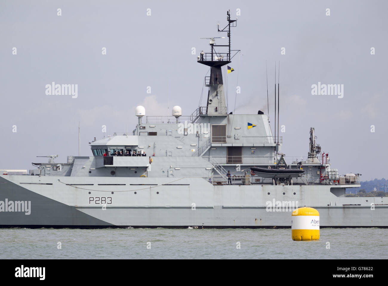 HMS Mersey naviga oltre Cowes, Isola di Wight durante la Aberdeen Asset Management Cowes Week per commemorare il centesimo anniversario dello scoppio della prima guerra mondiale. Foto Stock