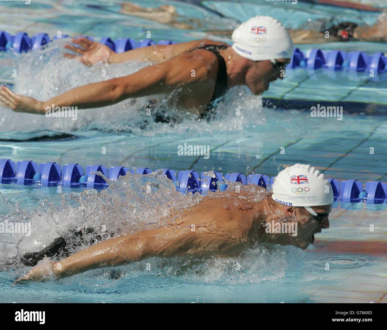 Adrian Turner della Gran Bretagna di Manchester e Robin Francis (posteriore) del Wiltshire competono nei 400m individuali Medley si riscalda nella prima giornata intera di competizione ai Giochi Olimpici di Atene. Foto Stock Adrian Turner della Gran Bretagna di Manchester e Robin Francis (posteriore) del Wiltshire competono nei 400m individuali Medley si riscalda nella prima giornata intera di competizione ai Giochi Olimpici di Atene. Foto Stock