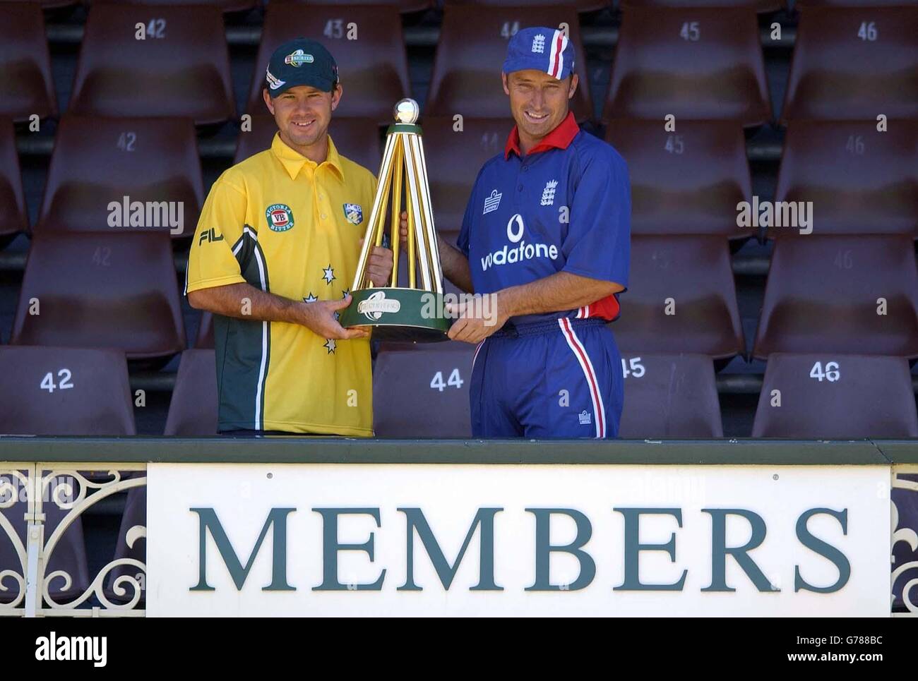 PER NESSUN USO COMMERCIALE. Il capitano australiano Ricky Ponting (a sinistra) detiene il trofeo VB Series con il capitano inglese Nasser Hussain al Sydney Cricket Ground, Sydney, Australia. Inghilterra giocare Australia Venerdì al Sydney Cricket Ground nella partita di apertura giorno-notte della serie triangolare che include anche Sri Lanka. Nel frattempo Andrew Flintoff torna a casa per cercare di identificare il problema che gli ha impedito di partecipare sia al test che alla serie di un giorno in Australia. Foto Stock